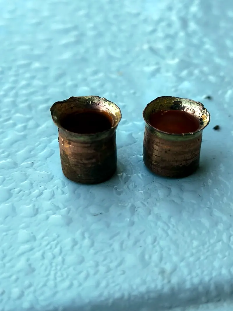 Dos abocardats de canonada de coure substituïts en una reparació