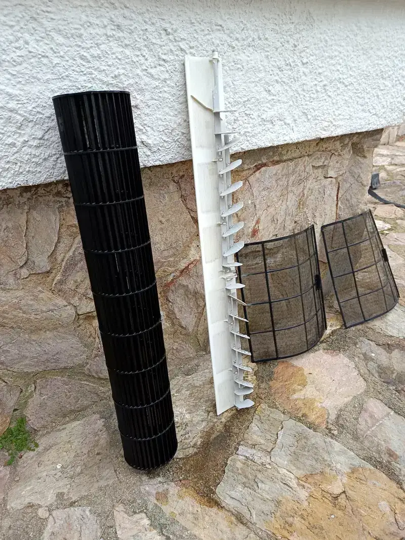 Turbina, deflector i filtres d'un split nets, després del manteniment